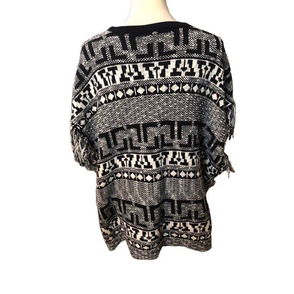 Poncho Gianni Bini Black and white oversized poncho style sweater with fringe si - Picture 10 of 15